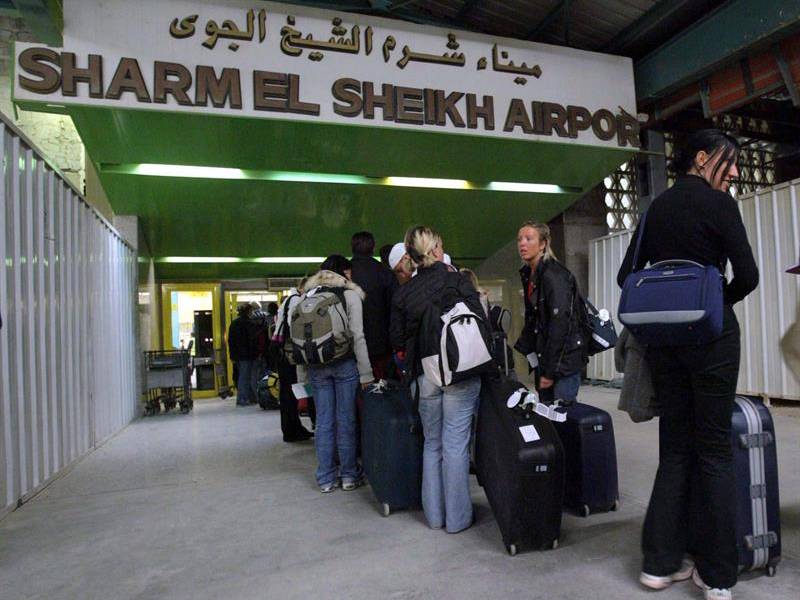 Egipto defiende la seguridad de sus aeropuertos, pero refuerza las medidas