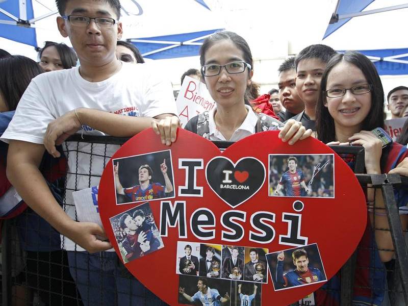 El "mago" Messi vence al "guapo" Neymar en la visita del Barça a Tailandia