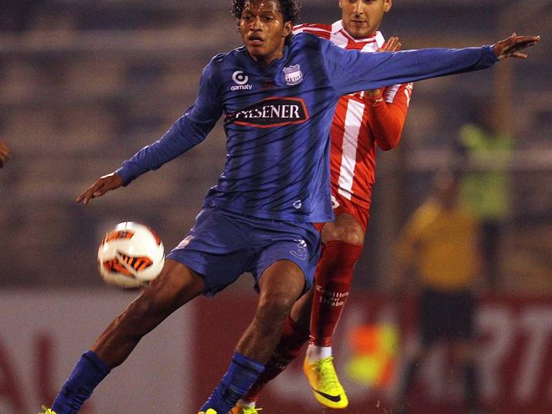 Con nueve hombres, Emelec es goleado por la Universidad Católica