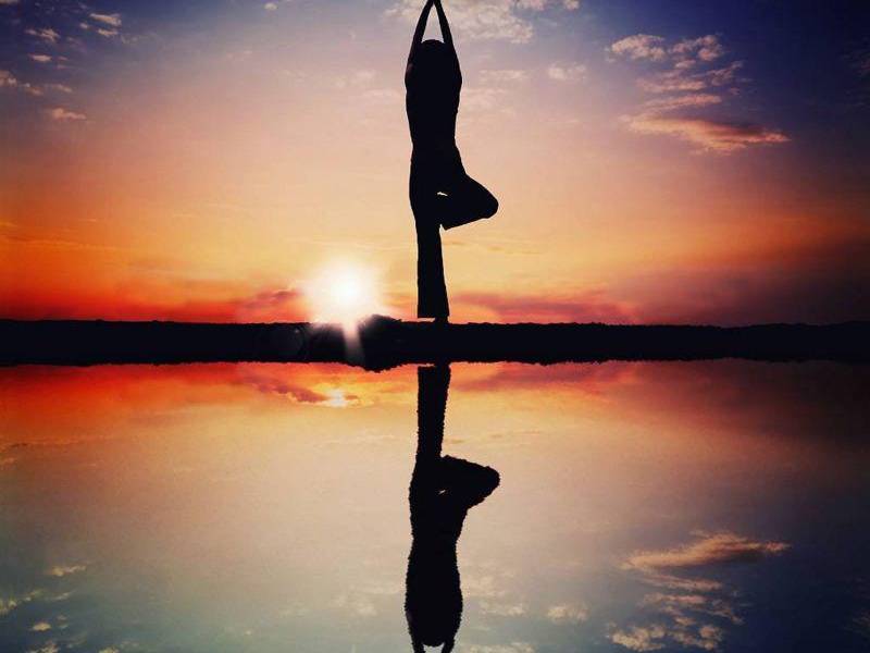 Los grandes beneficios que puede traerte el pararte en un solo pie