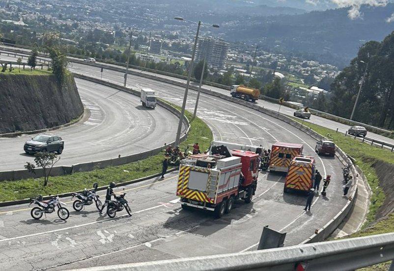 Quito | Cierre total de un tramo de la Ruta Viva por siniestro de tránsito que dejó seis heridos
