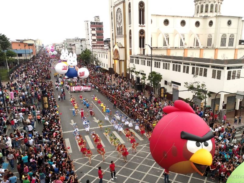 Miles de guayaquileños disfrutaron del desfile de globos gigantes