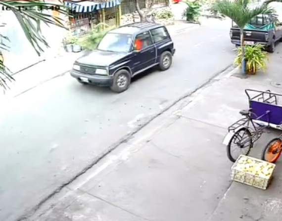 Sujeto roba carro en el norte de Guayaquil y conduce en reversa para huir