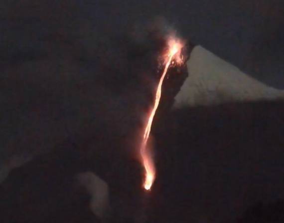La actividad del volcán se mantiene alta y ya provocó la caída de ceniza.