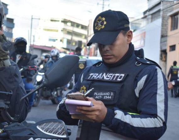 Un agente civil de tránsito en un operativo.