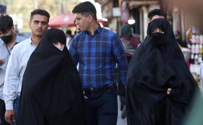 Las mujeres en Irán deben tener su cabeza cubierta porque así lo decidió un hombre en 1979, el ayatolá Ruholá Jomeiní, lo que es rechazado por reformistas y apoyado por conservadores.