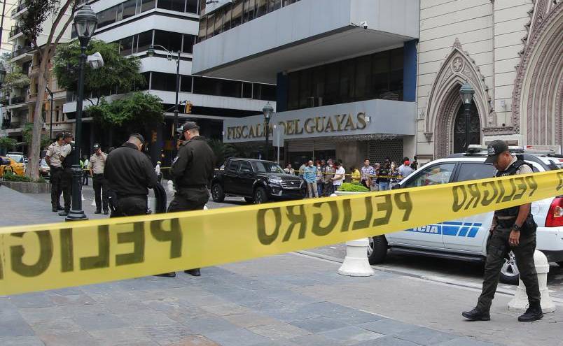 Servidores y usuarios de la Fiscalía quedaron sorprendidos por el asesinato de Édgar Escobar frente a la institución, en pleno centro de Guayaquil.