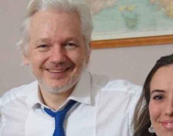 Moris y Assange consiguieron recientemente el permiso para casarse en la prisión londinense de Belmarsh