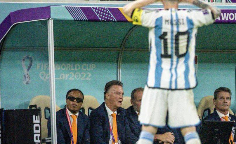 Lionel Messi frente al cuerpo técnico de Louis Van Gaal.