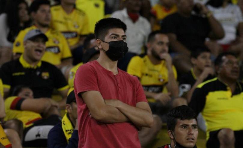 Luego del anuncio del presidente Guillermo Lasso, durante el partido de Barcelona por Copa Sudamericana varios hinchas dejaron de usar mascarillas.