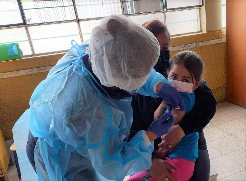 Vacunación infantil contra COVID-19 en el barrio de tolerancia de Guayaquil