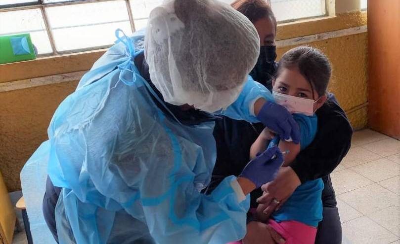 Vacunación infantil contra COVID-19 en el barrio de tolerancia de Guayaquil