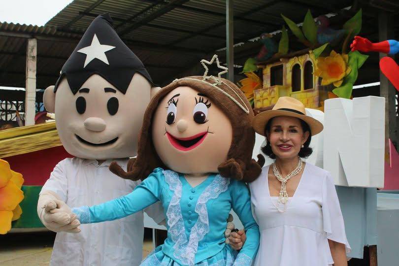 Imagen de Juan y Juanita Pueblo, con Gloria Gallardo, directora de Turismo de Guayaquil por varios años.