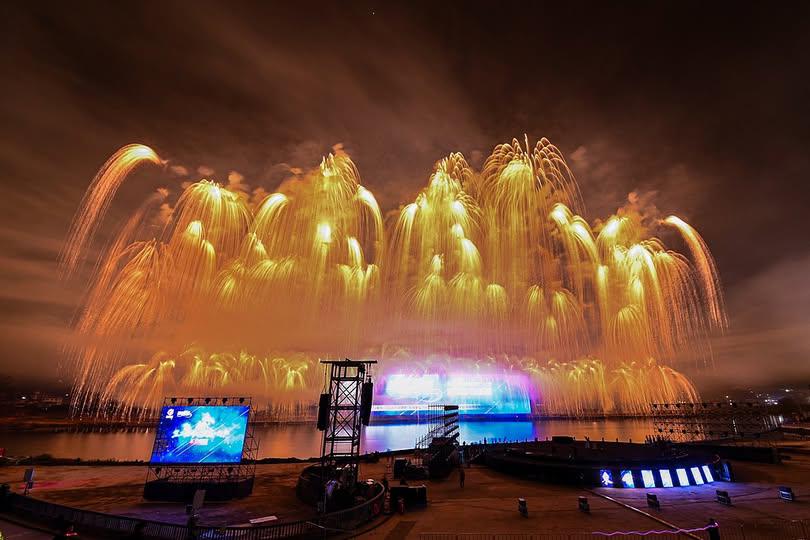 Fuegos artificiales desatan caos e incendios durante festival en China