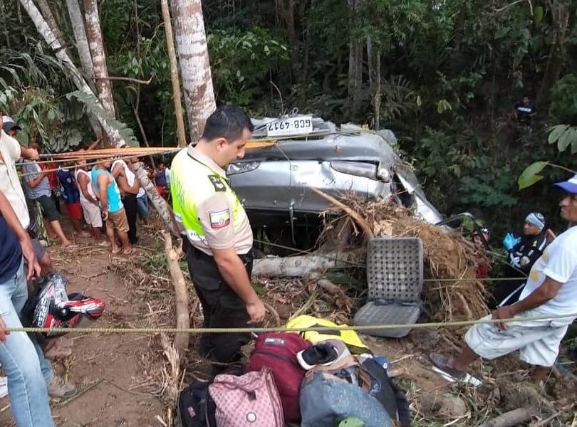 5 muertos tras caer furgoneta a abismo en Manabí