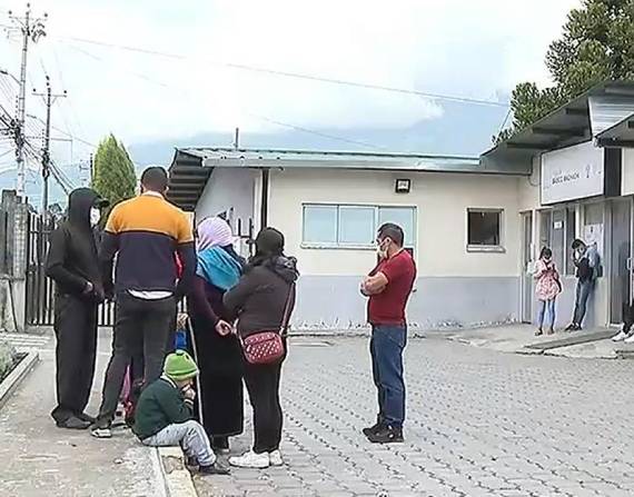 Familiares de las víctimas afuera del centro asistencial en donde atienden a las víctimas.