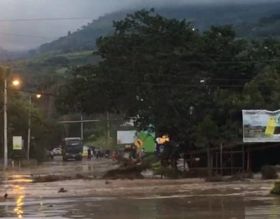 La vía Cuenca-Girón-Pasaje permanecerá cerrada por acumulación de agua.
