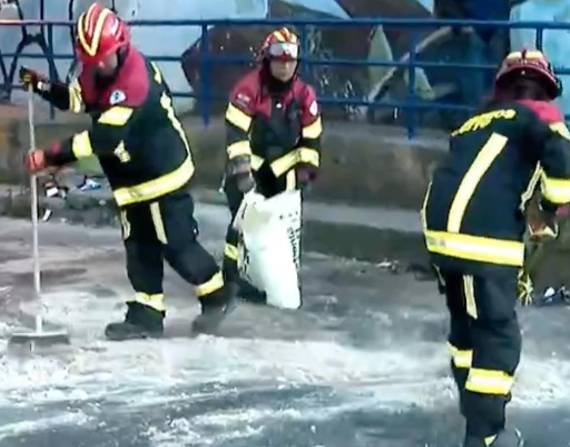 Los efectivos del Cuerpo de Bomberos de Quito limpiaron la calzada con material absorbente.