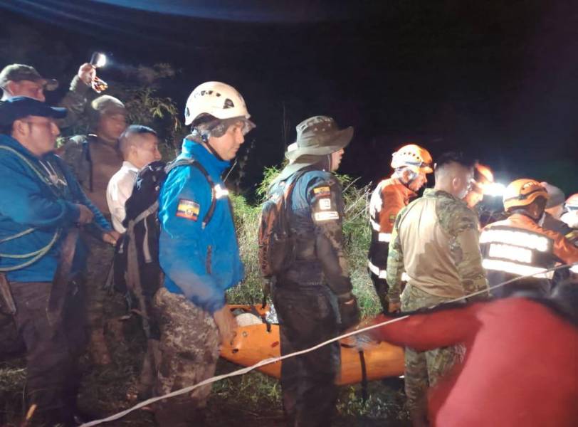 Momento del rescate de Lucas Campaña en el cerro Puñay.