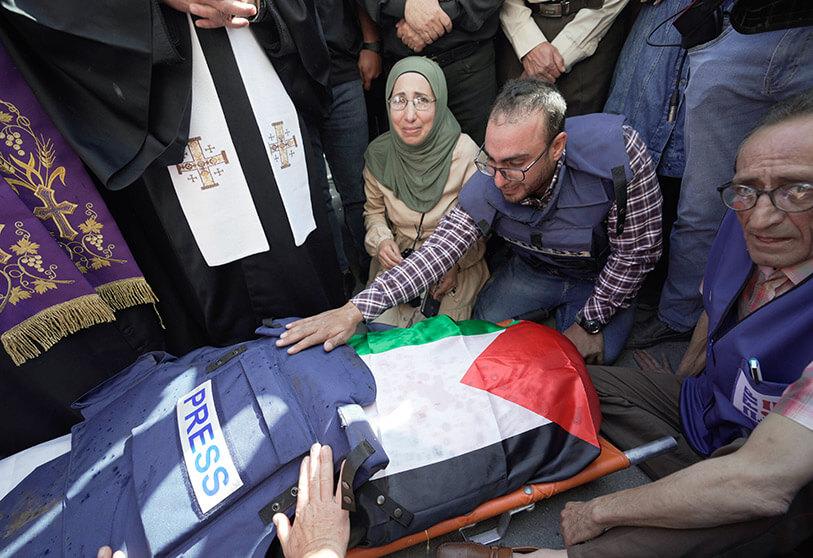 Familiares y colegas de Shireen Abu Akleh en momentos de dolor por su muerte.