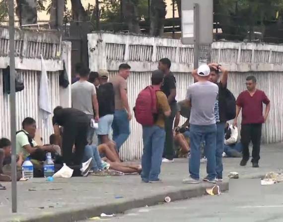 Foto de reservistas afuera de la Base de Movilización Occidental de Guayaquil.