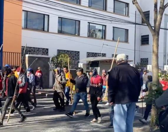 Los manifestantes caminan