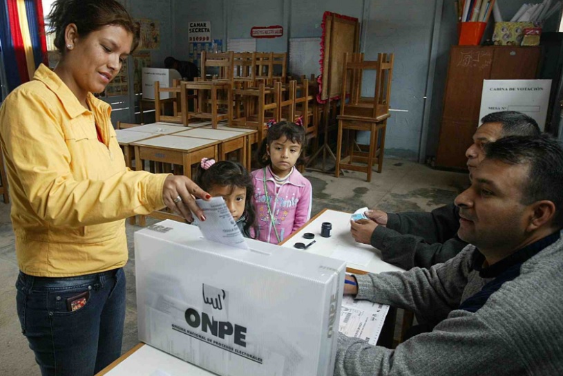 Peruanos elegen a sus autoridades regionales y municipales