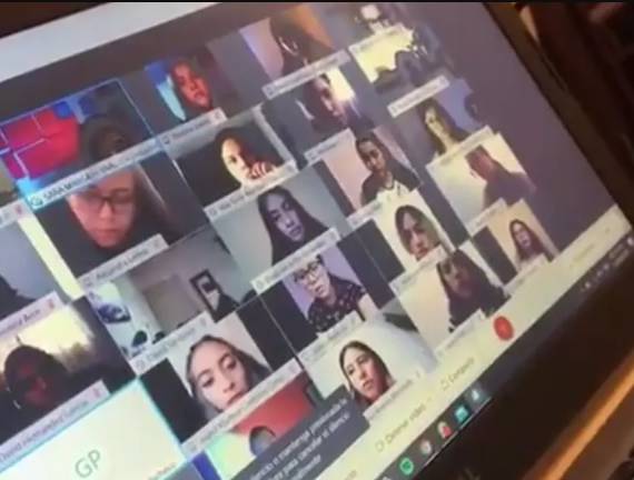 Los alumnos aprovecharon una clase de Zoom para decirle gracias a su maestro.