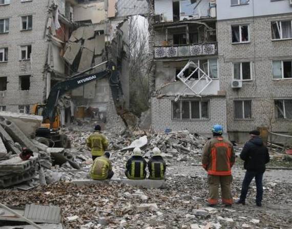 Mykolaiv (Ucrania.- Unidades de rescate de Ucrania limpian los escombros de un edificio dañado por bombardeos rusos el viernes 11 de noviembre. EFE/EPA/STR