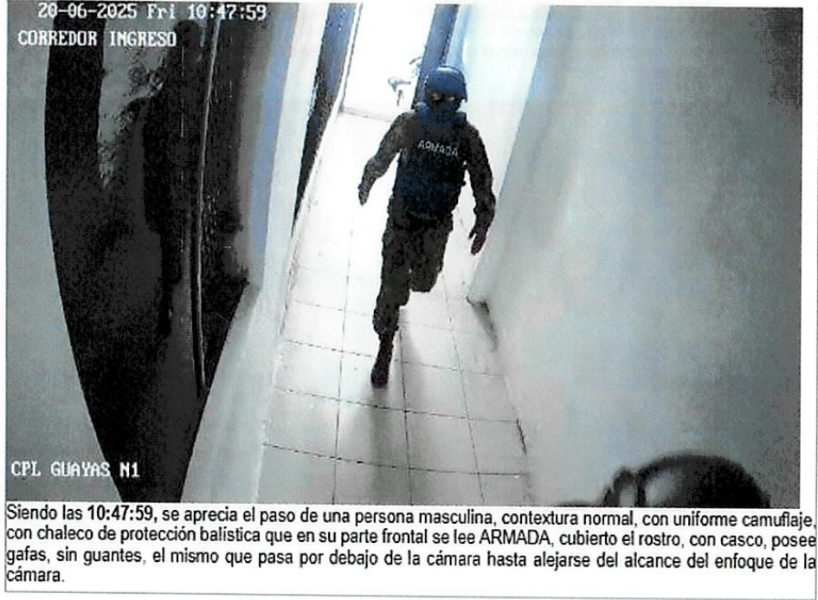 La cámara de vigilancia captó a alias Fede por uno de los corredores de la Penitenciaría. Una fuente de Inteligencia confirmó que el cabecilla usó gafas rojas.