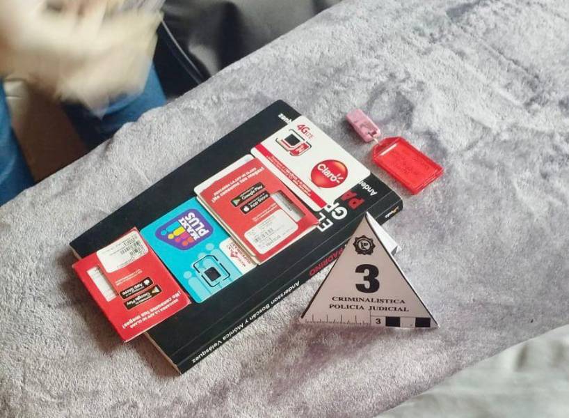 Entre indicios, se decomisaron chips, teléfonos y documentos relacionados al caso.