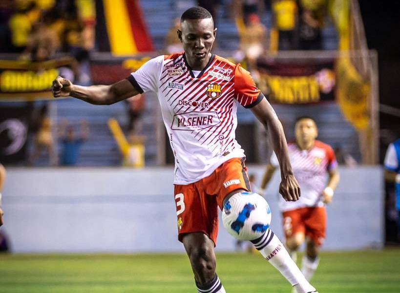 Janner Corozo en el partido contra Manta FC