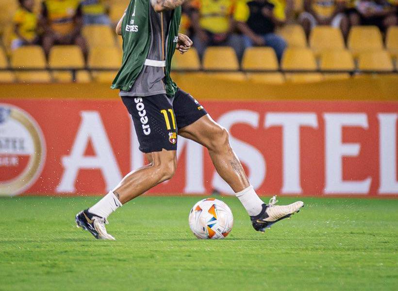 Joao Rojas en el calentamiento antes del partido contra São Paulo.