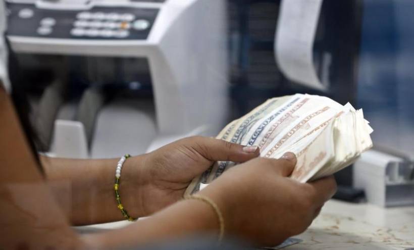 Una mujer realiza un conteo de dinero en una casa de cambio en La Habana.