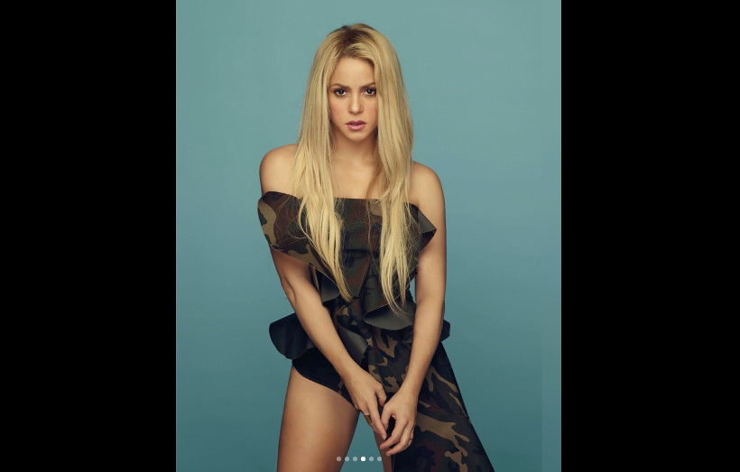 A los 40 años, Shakira luce sus piernas con un vestido muy corto