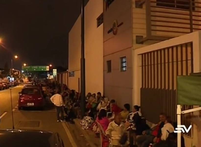 Padres de familia reclaman cupos en Guayaquil