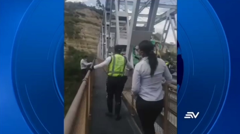 Rescatan a mujer que intentaba suicidarse en el oriente de Quito