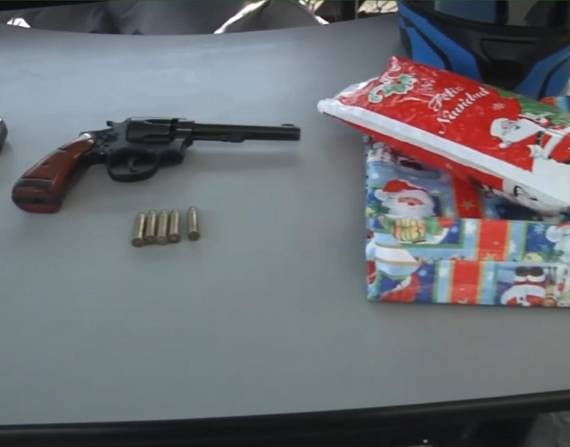 Arma de fuego se ocultaba en una funda de regalo.