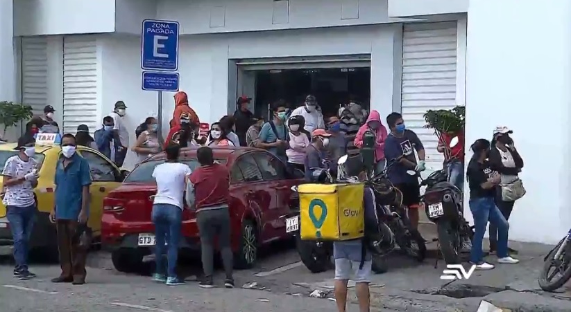 Decenas de personas en Guayaquil esperan por una prueba rápida de coronavirus