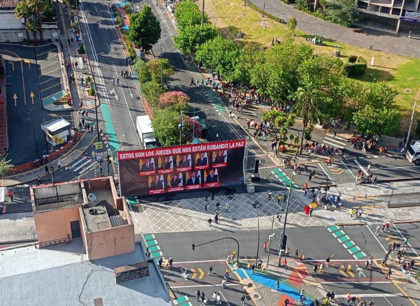 Pancarta contra los jueces de la CC