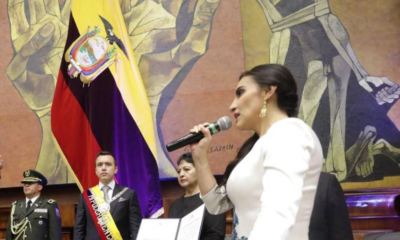 Imagen de Verónica Abad haciendo el juramento de posesión como vicepresidenta del Ecuador el jueves 23 de noviembre del 2023, con Daniel Noboa en el fondo.