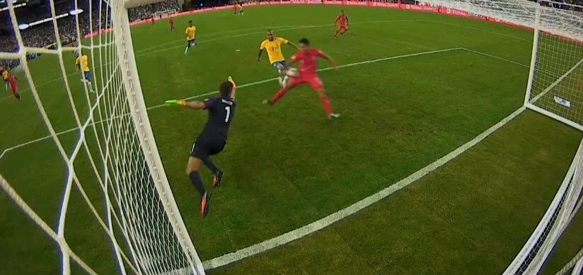 Perú elimina a Brasil con polémico gol