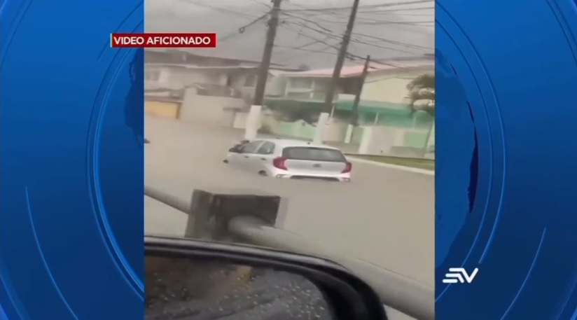 Veintena de sectores inundados por intensa lluvia en Guayaquil