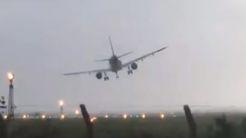 Escalofriante aterrizaje de avión sacudido por huracán Ophelia