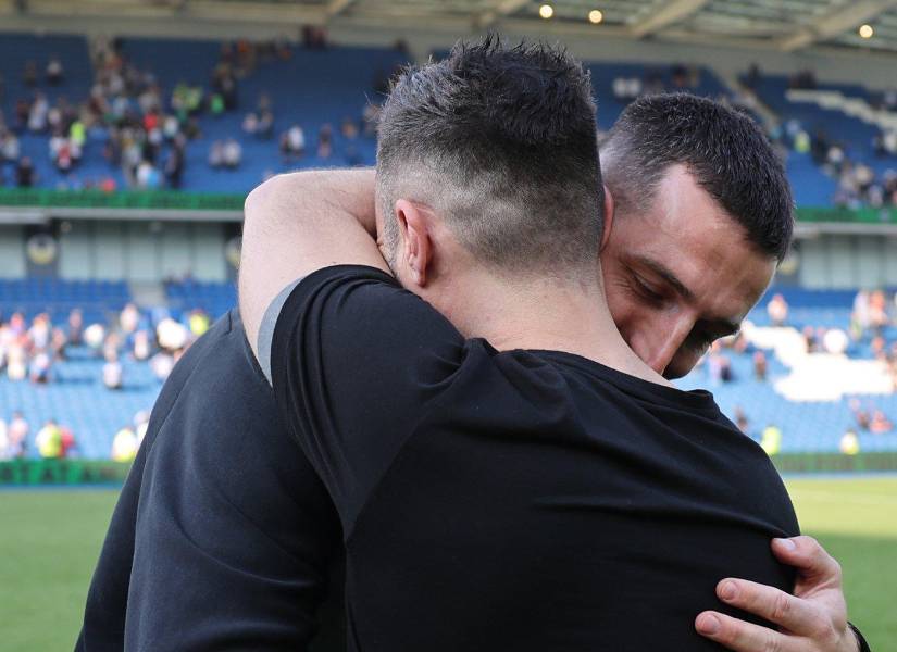 Dunk, defensa central del Brighton, despidiendo a De Zerbi. (Cuenta X @OfficialBHAFC)