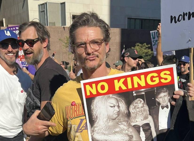 Pedro Pascal con un cartel de No Kings.