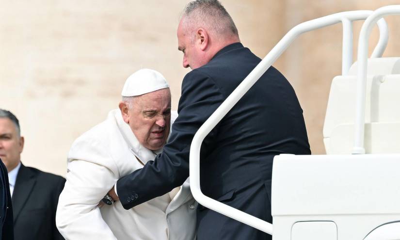 El pontífice necesita ayuda para movilizarse.