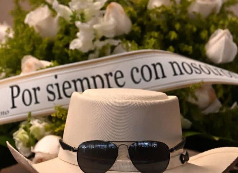 El sombrero y las gafas de Rubby Pérez encima de su féretro.