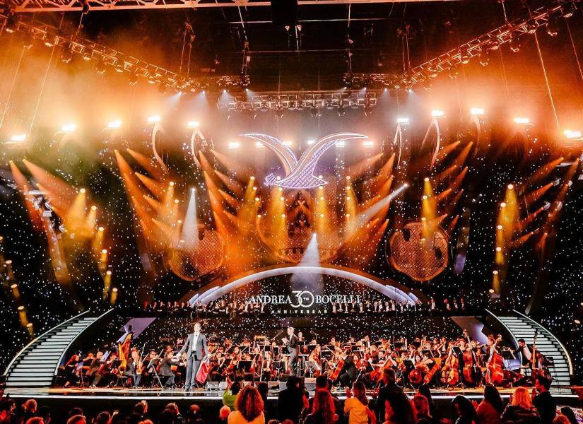 La puesta de escena de la presentación del cantante italiano Andrea Bocelli