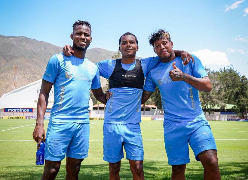 Leonel Quiñónez, Bryan Ramírez y Richard Mina en un entrenamiento con Liga de Quito